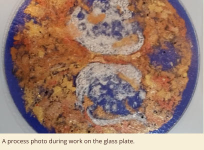 A process photo during work on the glass plate.